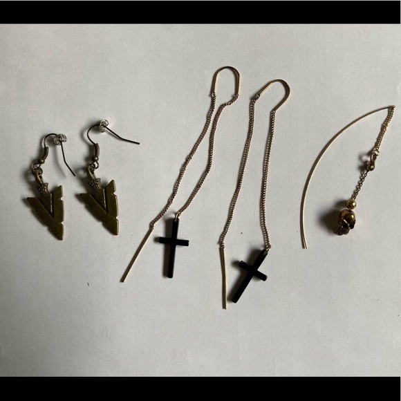 Bundle of earrings. - Picture 1 of 2